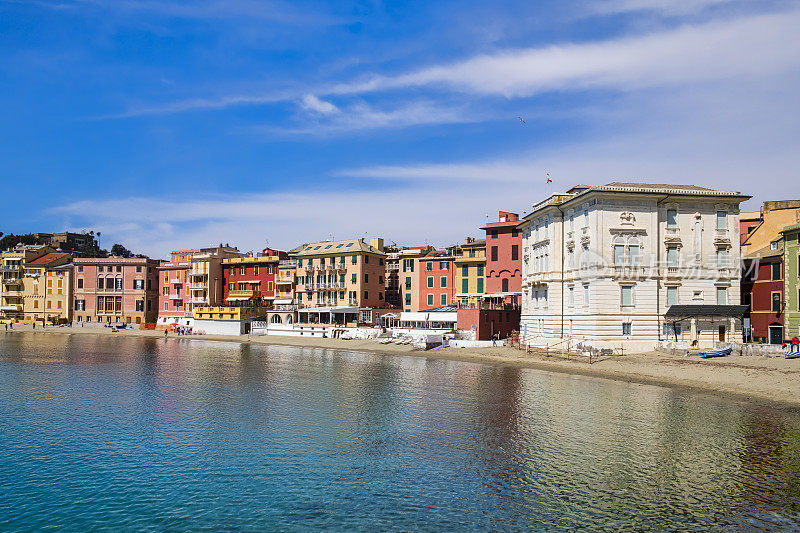 它位于Sestri Levante的Baia del Silenzio(沉默湾)，被意大利利古里亚特色的彩色建筑包围